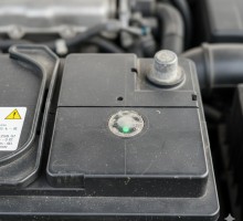 Чёрный или красный глазок на крышке АКБ